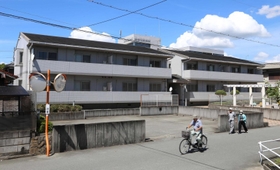 現在利用者がいない高砂市民病院の「世帯医師公舎」。市が利活用提案を募集している施設の一つだ＝高砂市荒井町蓮池３