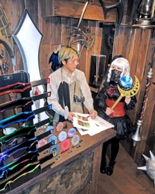企画展「ファンタジーを体感せよ！」に向け、展示作品の打ち合わせをする折井匠さん（左）と桃井鈴さん＝高砂市荒井町日之出町