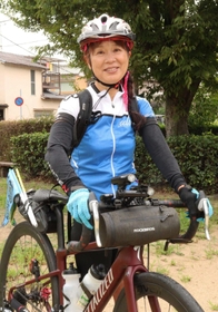 自転車で北海道一周を達成した森田宮子さん＝加古川市加古川町北在家、東初辺公園