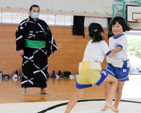 母校の氷丘小学校で開かれている相撲教室に顔を出した幕下大辻。児童の熱戦を見守った＝加古川市加古川町中津