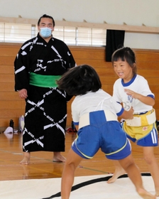 母校の氷丘小学校で開かれている相撲教室に顔を出した幕下大辻。児童の熱戦を見守った＝加古川市加古川町中津