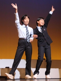 文化発表会で、ファッションショー風に新制服を披露する加古川中学校の生徒＝加古川市加古川町北在家、同市民会館