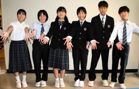 ２０２３年度から導入される新制服を着た生徒＝加古川市加古川町北在家、同市民会館