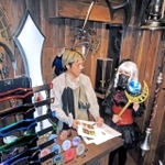 企画展「ファンタジーを体感せよ！」に向け、展示作品の打ち合わせをする折井匠さん（左）と桃井鈴さん＝高砂市荒井町日之出町