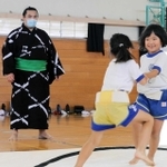 母校の氷丘小学校で開かれている相撲教室に顔を出した幕下大辻。児童の熱戦を見守った＝加古川市加古川町中津