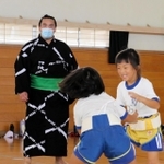 母校の氷丘小学校で開かれている相撲教室に顔を出した幕下大辻。児童の熱戦を見守った＝加古川市加古川町中津