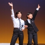 文化発表会で、ファッションショー風に新制服を披露する加古川中学校の生徒＝加古川市加古川町北在家、同市民会館