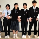 ２０２３年度から導入される新制服を着た生徒＝加古川市加古川町北在家、同市民会館