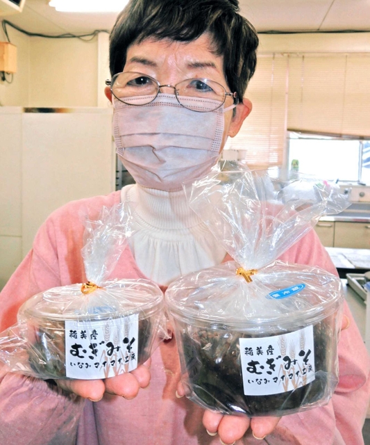 東播地域特産の六条大麦で造ったみそをＰＲするいなみマイマイ工房代表の吉岡敏子さん＝稲美町国岡