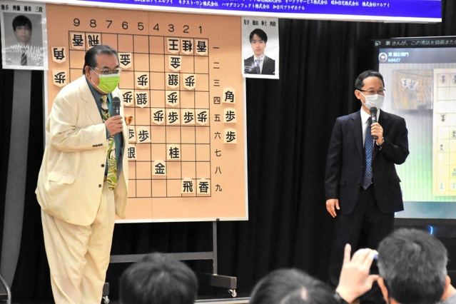大盤解説で笑いを誘った神吉宏充七段（左）と井上慶太九段＝加古川市役所北館