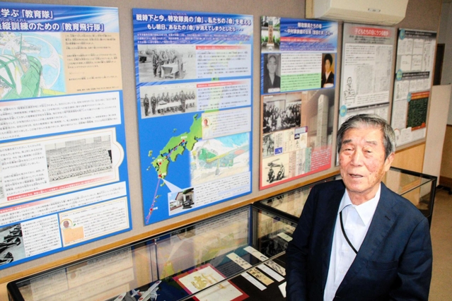 大幅リニューアルされる旧陸軍加古川飛行場を紹介する展示。上谷昭夫さんが多くの資料を提供した＝加古川市尾上町池田