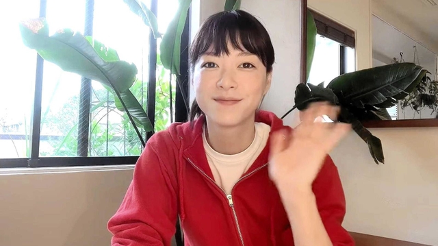 動画でメッセージを伝える上野さん