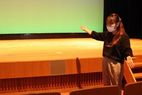 飛沫感染を防ぐ感染対策を説明する、高砂市文化会館の天川美和館長＝高砂市高砂町朝日町１