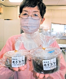 東播地域特産の六条大麦で造ったみそをＰＲするいなみマイマイ工房代表の吉岡敏子さん＝稲美町国岡