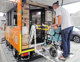 専用の車いすを載せた電動リフトで車内へ＝加古川市加古川町北在家