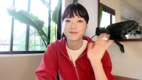 動画でメッセージを伝える上野さん