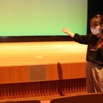 飛沫感染を防ぐ感染対策を説明する、高砂市文化会館の天川美和館長＝高砂市高砂町朝日町１