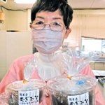 東播地域特産の六条大麦で造ったみそをＰＲするいなみマイマイ工房代表の吉岡敏子さん＝稲美町国岡