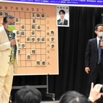 大盤解説で笑いを誘った神吉宏充七段（左）と井上慶太九段＝加古川市役所北館