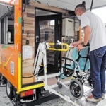 専用の車いすを載せた電動リフトで車内へ＝加古川市加古川町北在家