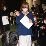 生徒に拍手で迎えられる「花＊花」のこじまいづみさん（中央）とおのまきこさん（左）＝加古川市平荘町山角、両荘中学校