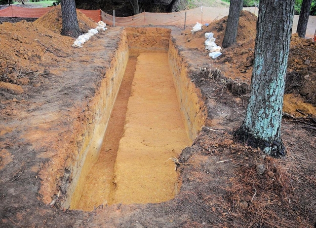 西車塚古墳の周濠＝加古川市加古川町大野（同市教育委員会提供）