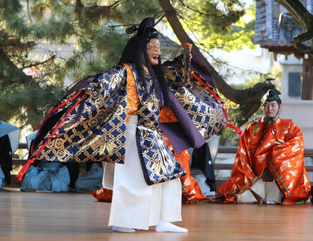 吉兆もたらす能「高砂」を高砂神社で披露 高砂染狂言装束で舞台