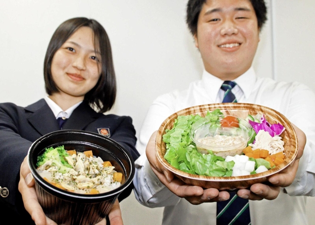 県農生が考案した東播特産大麦の新商品。米粒麦入りクラムチャウダーリゾット風（左）とサラダ＝加古川市加古川町寺家町（撮影・斉藤正志）