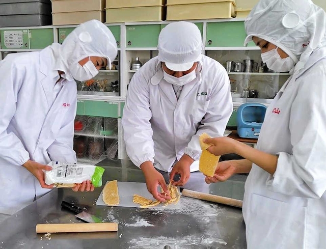 米粒麦を混ぜたパスタを試作する生徒たち。試行錯誤を重ね、新商品を考案した＝県立農業高校（同校提供）