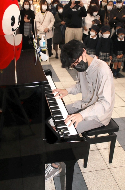 誰でも自由に奏でて 加古川駅にストリートピアノ 式典で「ウェルピー」と音大生が演奏|東播|神戸新聞NEXT