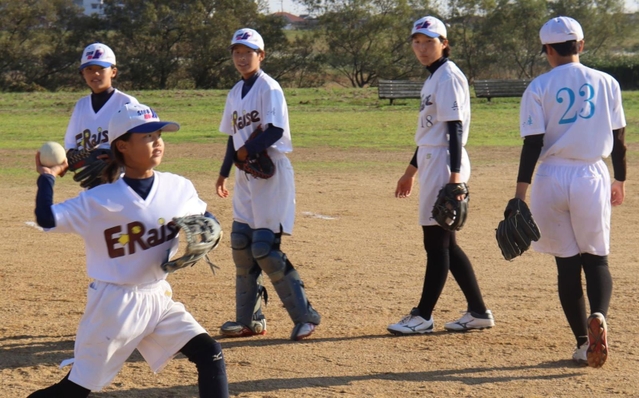監督やコーチの指導の下、守備練習に取り組む＝加古川市平荘町、加古川両荘河川敷グラウンド