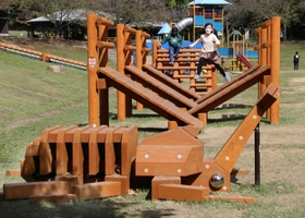 真新しいアスレチック遊具を楽しむ子どもたち＝市ノ池公園