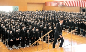 記念式典に出席した在校生ら＝白陵中学校・高校