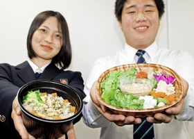 県農生が考案した東播特産大麦の新商品。米粒麦入りクラムチャウダーリゾット風（左）とサラダ＝加古川市加古川町寺家町（撮影・斉藤正志）