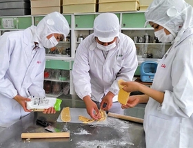 米粒麦を混ぜたパスタを試作する生徒たち。試行錯誤を重ね、新商品を考案した＝県立農業高校（同校提供）
