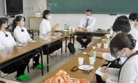県やＪＡ兵庫南、オイシスの担当者らとの打ち合わせで、考案したメニューを紹介する生徒（左から３人目）＝県立農業高校（同校提供）