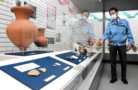 土器発見から60年、大中遺跡の歩みたどる 絵画土器の一部など350