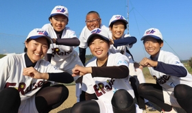 県内各地から集まりソフトボールの練習に励むイーレイズのメンバー＝加古川市平荘町、加古川両荘河川敷グラウンド