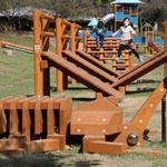 真新しいアスレチック遊具を楽しむ子どもたち＝市ノ池公園