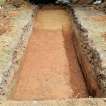 発掘した東車塚古墳の周濠＝加古川市加古川町大野（同市教育委員会提供）