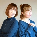 ２作目のミニアルバムを発表し、全国ツアーも予定するこじまいづみさん（右）とおのまきこさん＝加古川市内