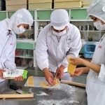 米粒麦を混ぜたパスタを試作する生徒たち。試行錯誤を重ね、新商品を考案した＝県立農業高校（同校提供）