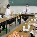 県やＪＡ兵庫南、オイシスの担当者らとの打ち合わせで、考案したメニューを紹介する生徒（左から３人目）＝県立農業高校（同校提供）