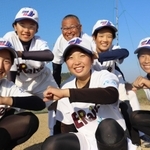 県内各地から集まりソフトボールの練習に励むイーレイズのメンバー＝加古川市平荘町、加古川両荘河川敷グラウンド