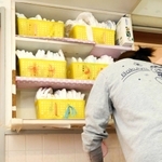 多くのおむつが保管されたトイレで、園児のおむつを替える保育士＝高砂市北浜町北脇、北浜こども園