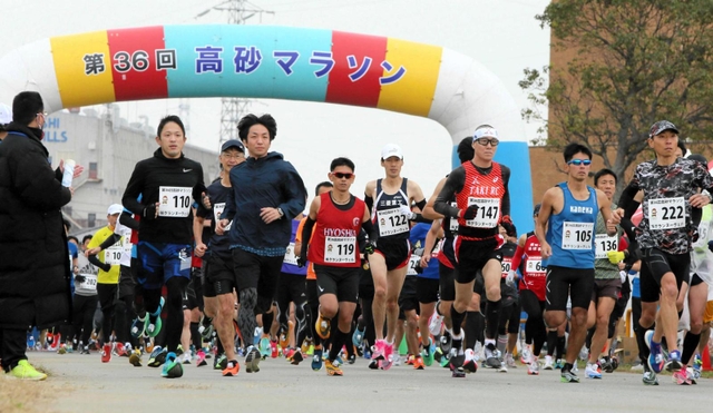 最長１６キロのコースに挑戦し、スタートを切る市民ランナーら＝県立加古川河川敷マラソンコース