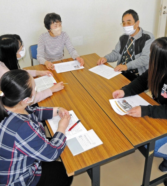 「お仕事体験隊」の活動を振り返るサポーターや保護者ら＝陵南公民館