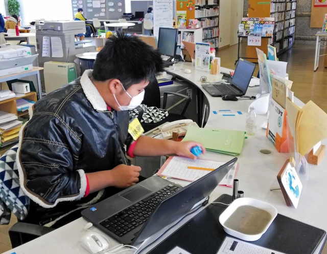 お仕事体験隊でパソコン入力など事務作業をこなす智矢さん＝２０１８年３月、東播磨生活創造センター「かこむ」