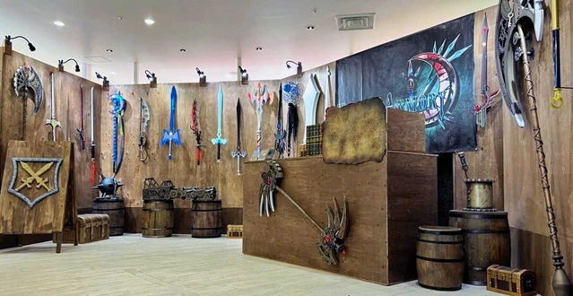 横浜に初進出した「ファンタジー武器屋タクミアーマリー」＝横浜ビブレ（匠工芸提供）