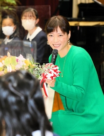 児童の質問に答える上野樹里さん＝加古川小学校